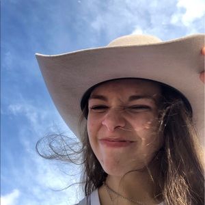 Meet your Posher, Ella